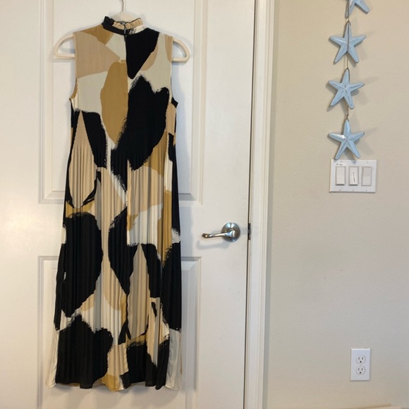 BLACK LABEL BY CHICOS Pleated long sleevelessdress in black , cream and … - Picture 3 of 6